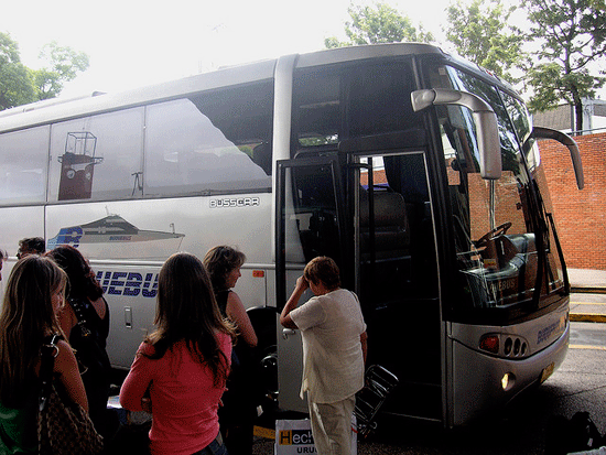 Ônibus da Buquebus/Seacat - Foto de: Beatrice Murch (CC BY-SA)