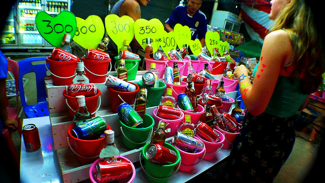 Banda vendendo baldinhos com bebida. Foto de: Roslyn (CC BY-NC-ND)