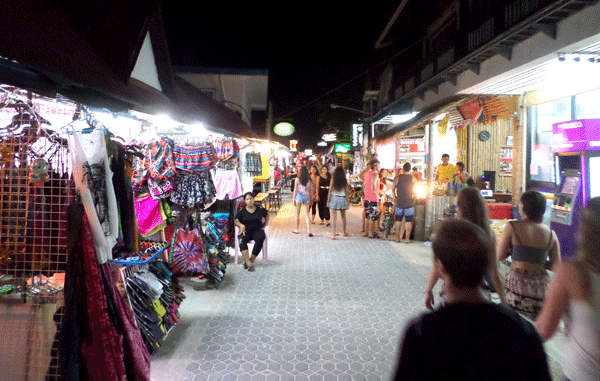 Barracas vendendo souvenir em Phi Phi
