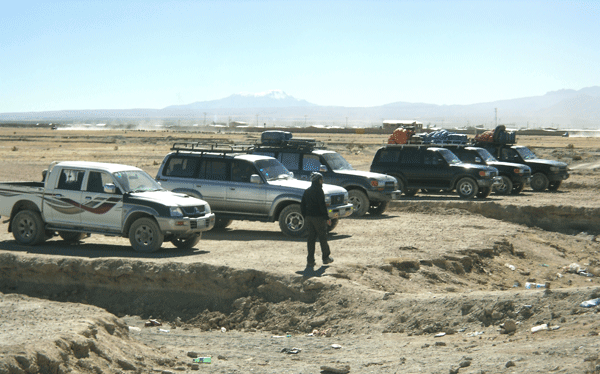 Carros que fazem o passeio no deserto boliviano