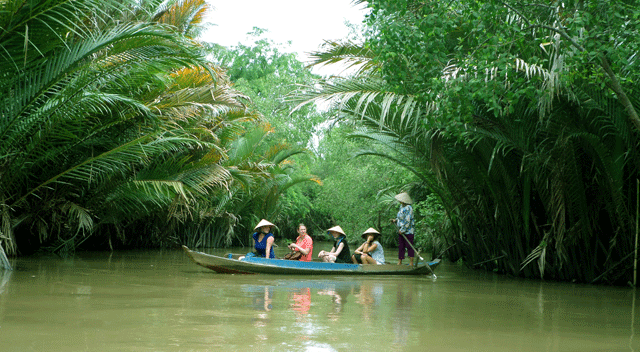 Passeio de barco no delta do rio mekong