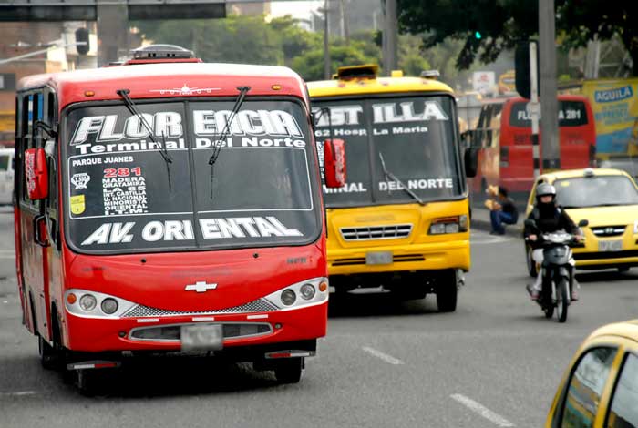 Busetas, pequenos ônibus, de Medellín