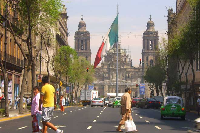 centro histórico na Cidade do México com a catedral ao fundo