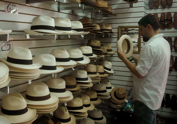Homem esperimentado chapéus do panamá