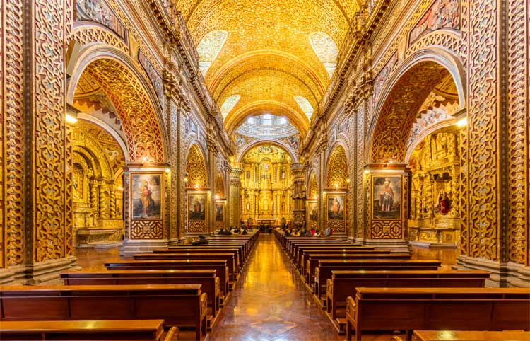 Interior de ouro da Igreja da Companhia de Jesus em Quito