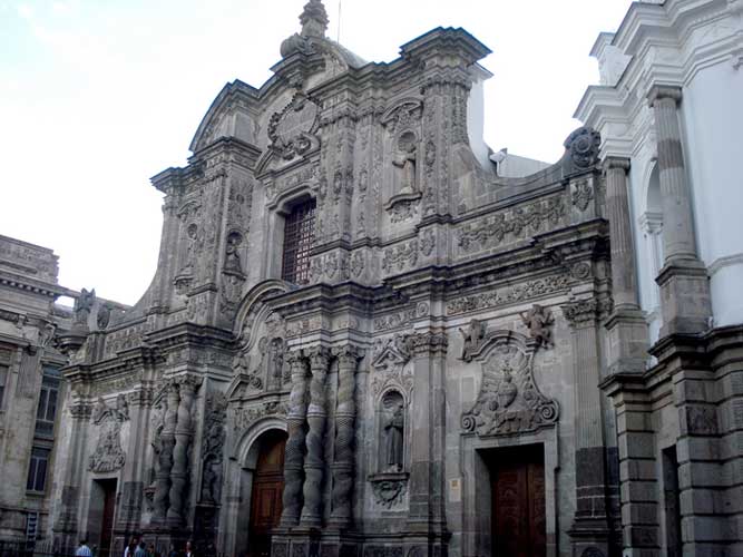 fachada de pedra vulcanica da Igreja da Companhia de Jesus em Quito