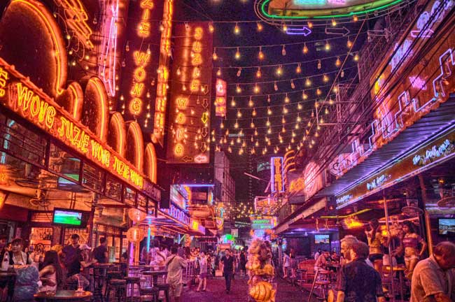 Rua Soi Cowboy com bares e prostíbulos em Bangkok