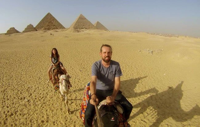 passeio de camelo no deserto pirâmides