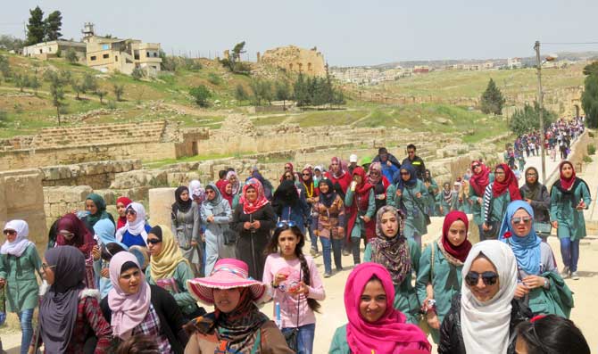 meninas jordanianas excursão escola jerash