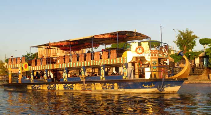 Barco que faz a travessia do Rio Nilo