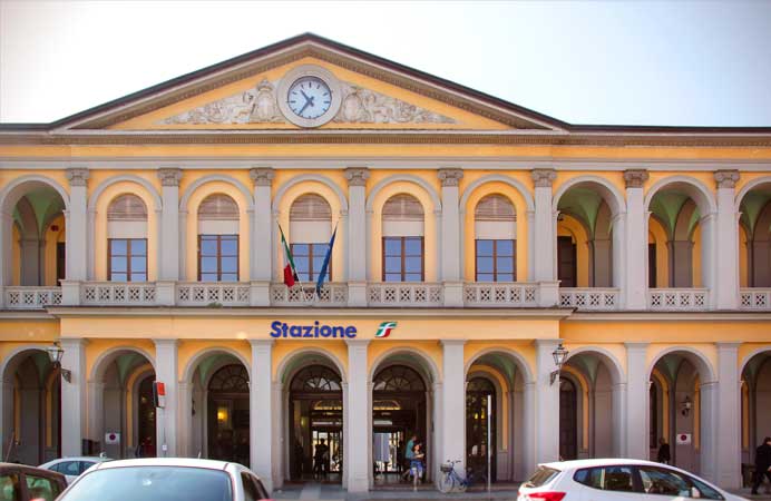 trem estação ferroviaria lucca italia