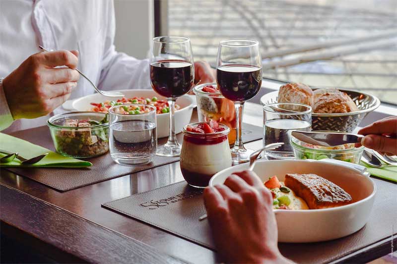 almoço restaurante torre eiffel