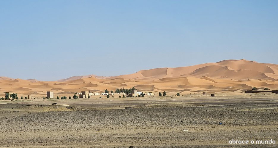 Acampamento em Merzouga visto da estrada com deserto ao fundo